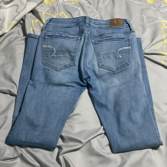 Light wash American Eagle mid-rise jegging - Picture 5 of 6